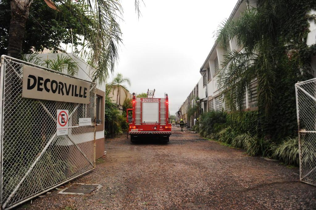 Bombeiros fazem rescaldo de inc u00eandio em loja de decoraç u00e3o na zona norte de Porto Alegre Zero Hora Aparador Blanco Barato ~ Bombeiros fazem rescaldo de inc u00eandio em loja de decoraç u00e3o na zona norte de Porto Alegre Zero Hora